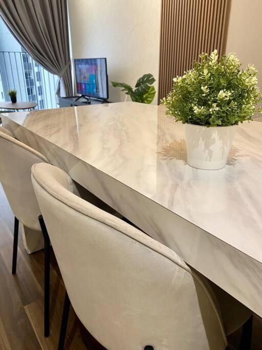 Stylish Nordic Suite, Pool View, Geo Bukit Rimau, Kota Kemuning Shah Alam